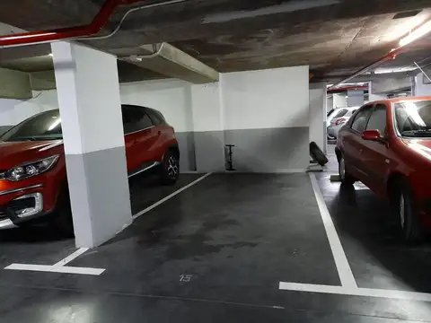 VENTA COCHERA AMPLIA CON ESCRITURA PROPIA EN EDIFICIO MOHO BARRIO PARQUE HOLMBERG/DONADO