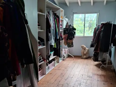 Casa 6 ambientes con 2 baños