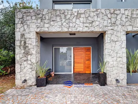 Casa en Alquiler con 2 cocheras