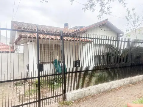Casa en venta 4 ambientes Villa Adelina a Refaccionar