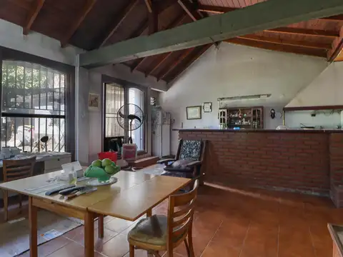 Casa 6 ambientes con 2 baños