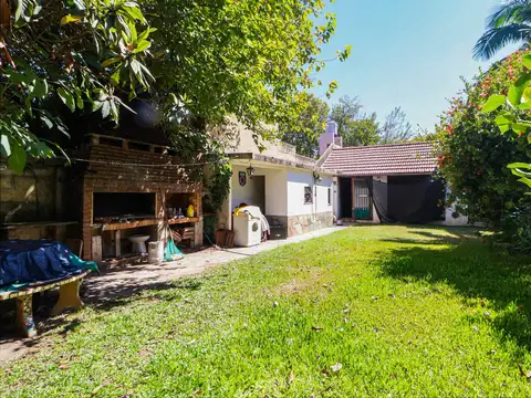 Casa en Venta en Olivos Vicente López con departamento y jardín