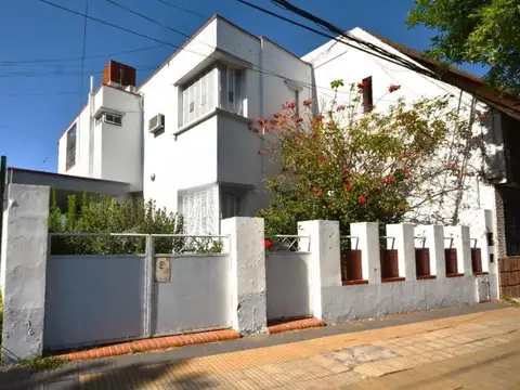 Casa + Lote en Venta Belgrano 3 dormitorios cochera. Salida a dos calles