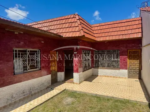 Casa de 4 ambientes con garage y amplio fondo sobre lote de 375 m²