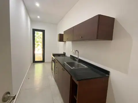 Excelente departamento en venta con jardin propio.