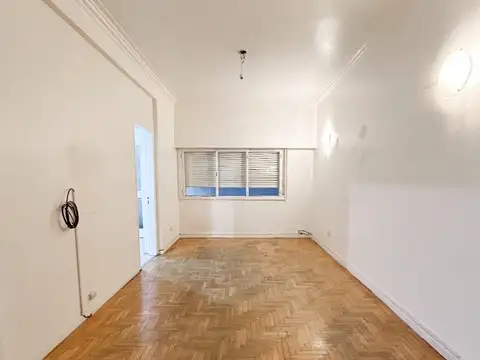 Departamento de 3 ambientes en P.B. al frente a mts Carabobo