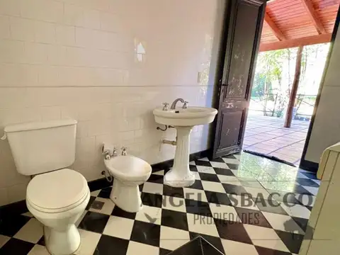 Casa 2 ambientes con 2 baños