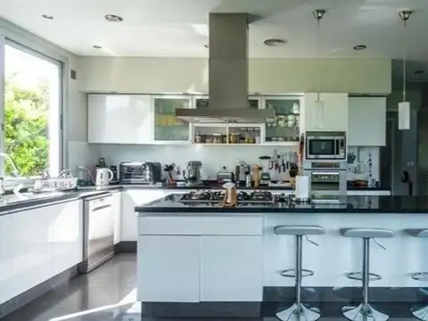 Casa en Venta con 5 cocheras