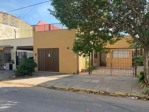 Casa reciclada, excelente acceso.