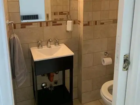 Casa reciclada, excelente acceso.