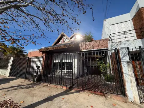 Casa con cuatro dormitorios, cochera, quincho, y piscina a la venta 