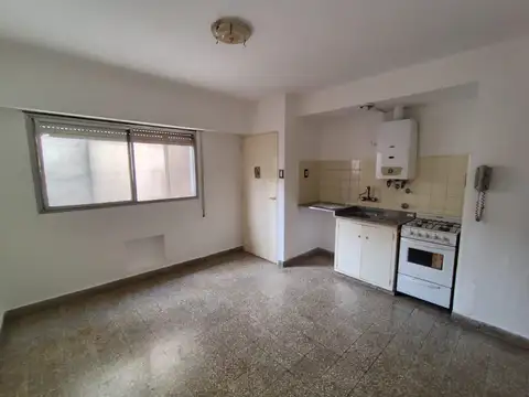 Cochabamba esquina Maipú. 1 dormitorio con balcón. Edificio de escaleras.