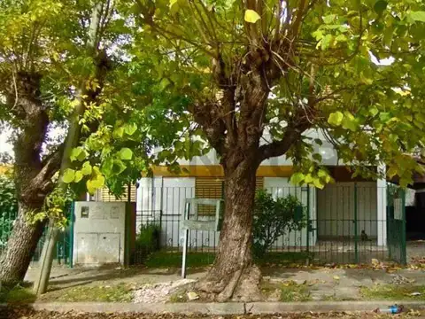 Casa en Venta 4 Dormitorios, Excelente Ubicación en Villa Elisa