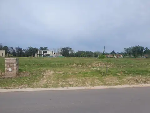 Venta lote en Barrio Azzurra
