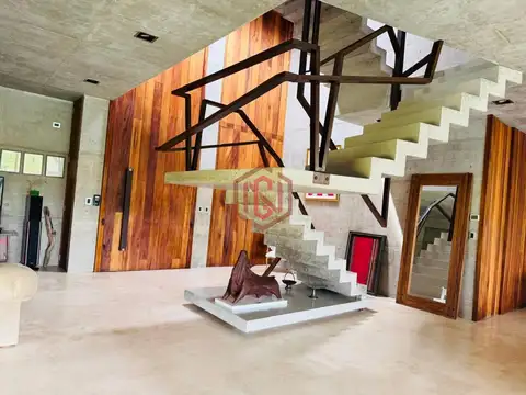 Casa en Alquiler con 2 cocheras