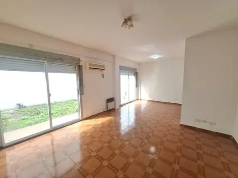 Venta. Monoambiente divisible. Patio. Mercedes 300.