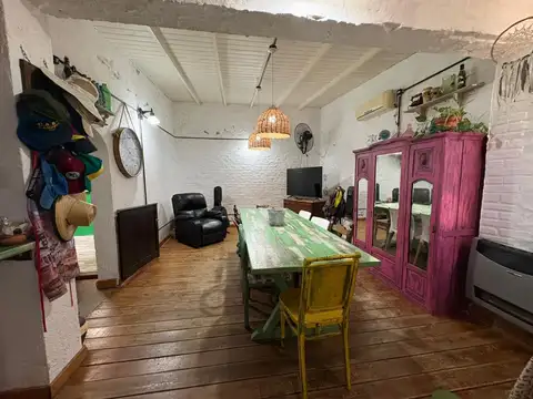 Casa 6 ambientes con 2 baños