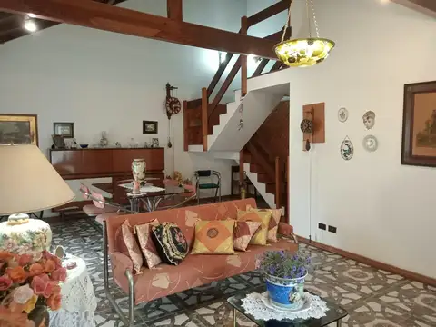 Casa 6 ambientes con 2 baños