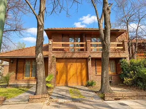 Casa- tipo Triplex.- con dependencia y patio