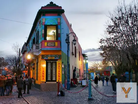 Avenida Regimiento de Patricios e/ Pinzón y Brandsen