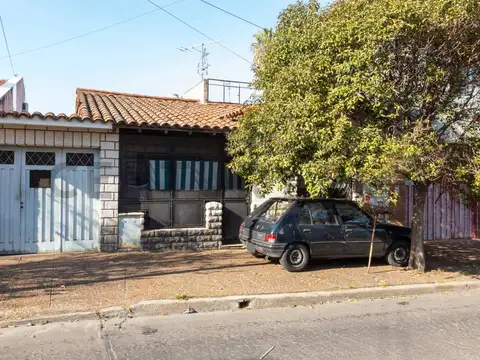 Venta Casa principal de 3 amb + dpto 2 amb - M. Coronado - ACEPTA PERMUTA
