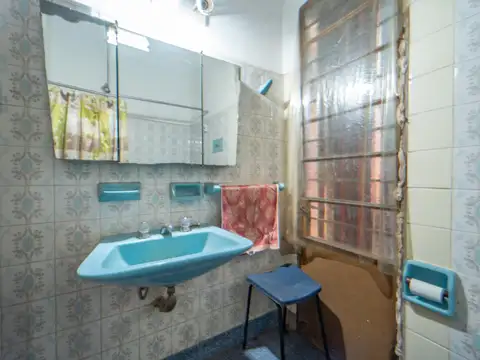 Casa 6 ambientes con 2 baños