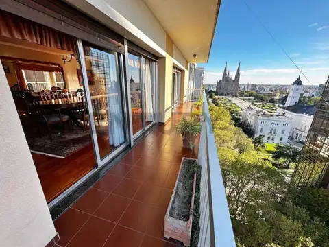 53 e/ 10 y 11 100, Piso 0