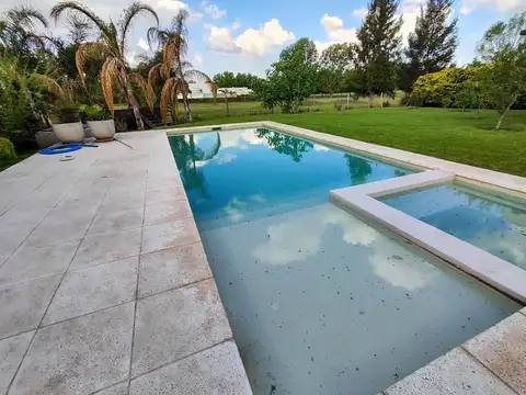 Casa en Alquiler con 2 cocheras