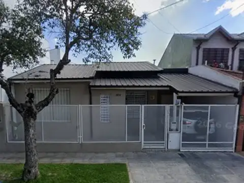 IMPECABLE CASA 1 PLANTA, 2/3 DORM, GALERIA Y JARDIN, COCHERA