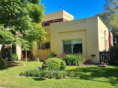 Venta de casa 4 ambientes.  Barrio Cerrado Casco  de Alvarez