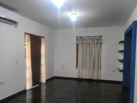 Casa en Alquiler con 2 cocheras