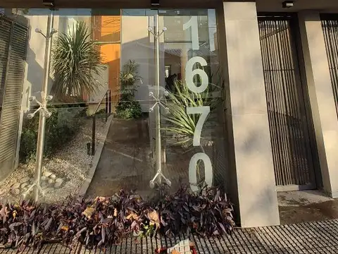 VENTA - EXCELENTE COCHERA CUBIERTA, BANFIELD