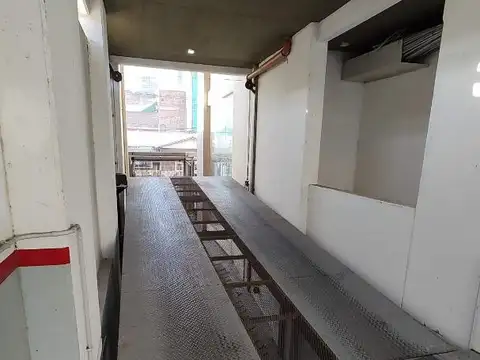 VENTA - EXCELENTE COCHERA CUBIERTA, BANFIELD