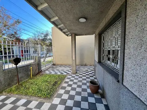 Casa con Pileta - Cochera y Quincho