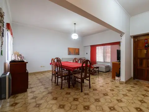 VENTA DE CASA 4 AMB. EN VILLA TESEI APTO CREDITO