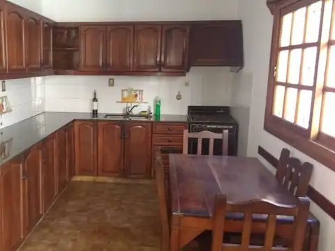 Chalet 3 ambientes lote propio próximo Av. Maipú. Olivos.