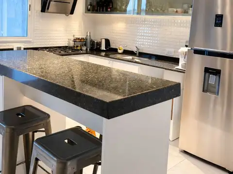 Casa 5 ambientes con 4 baños