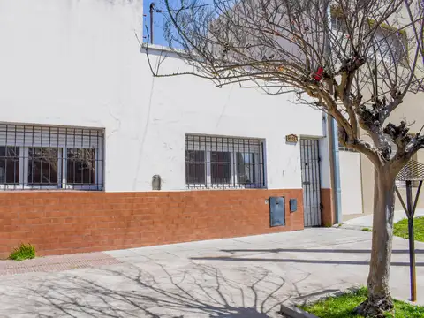 Casa PH frente 3 amb. con patio - Gaboto y R. S. Peña