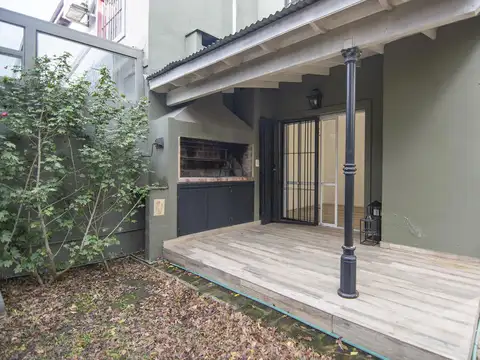 Casa con 4 dormitorios, cochera, jardín y parrilla en San Isidro
