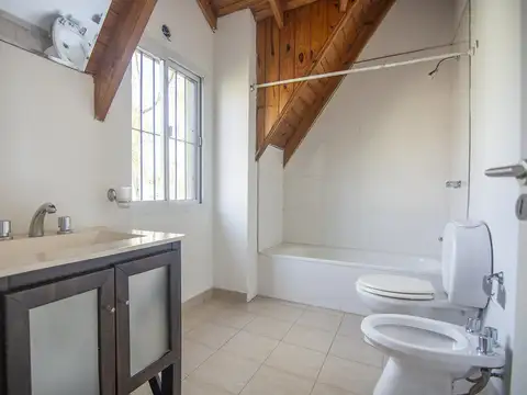 Casa 5 ambientes con 2 baños