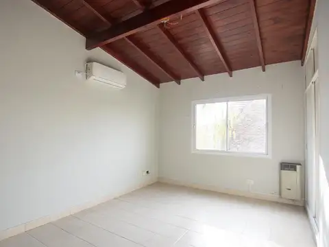 Triplex con 4 dormitorios, cochera, jardín y parrilla en San Isidro