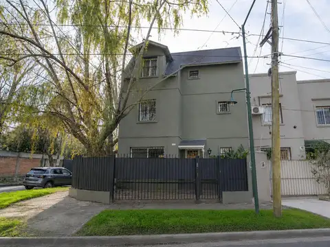 Casa con 4 dormitorios, cochera, jardín y parrilla en San Isidro