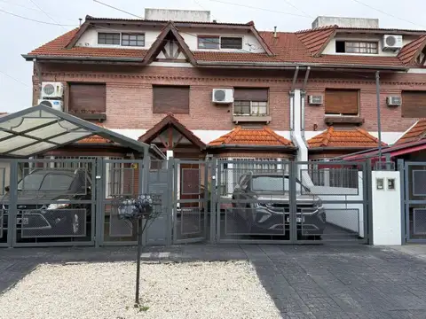 Exclusivo Triplex 4 ambientes con  Jardín y cochera | EXCELENTE ESTADO