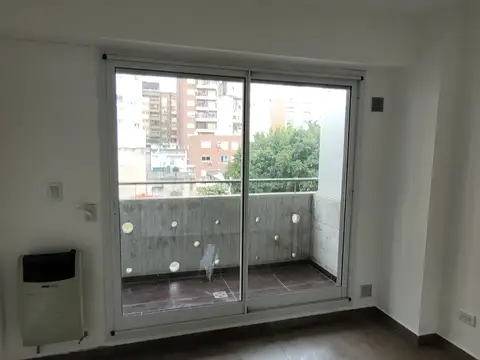 Amplio monoambiente a estrenar, con balcón.