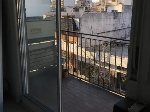 dpto 2 amb. con bcon al frente muy luminoso