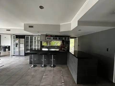 Casa 6 ambientes con 2 baños