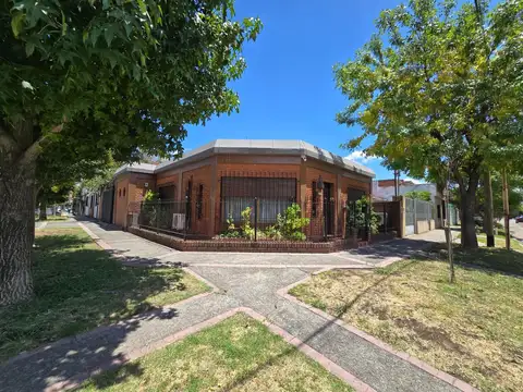 Amplia Casa en Venta en Villa Luzuriaga