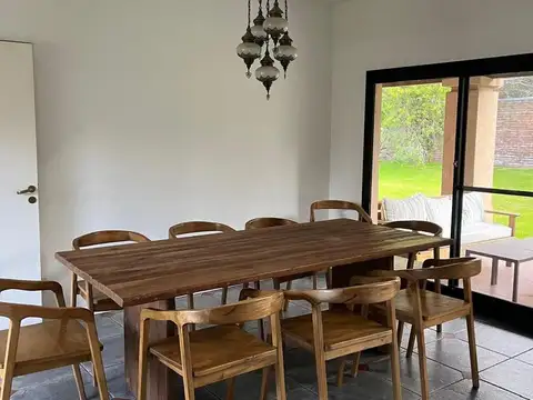 Casa en Alquiler con 1 cochera