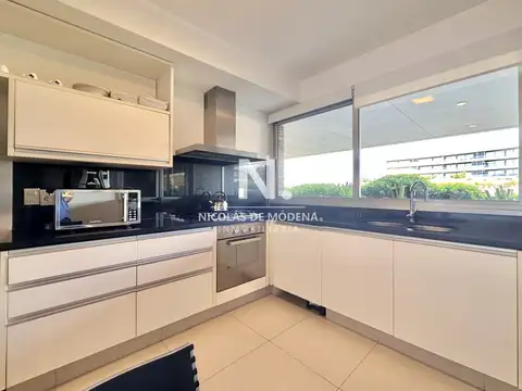 Apartamento de dos dormitorios con parillero en venta, Playa brava