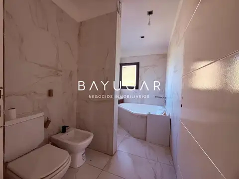 Casa en Alquiler con 2 cocheras